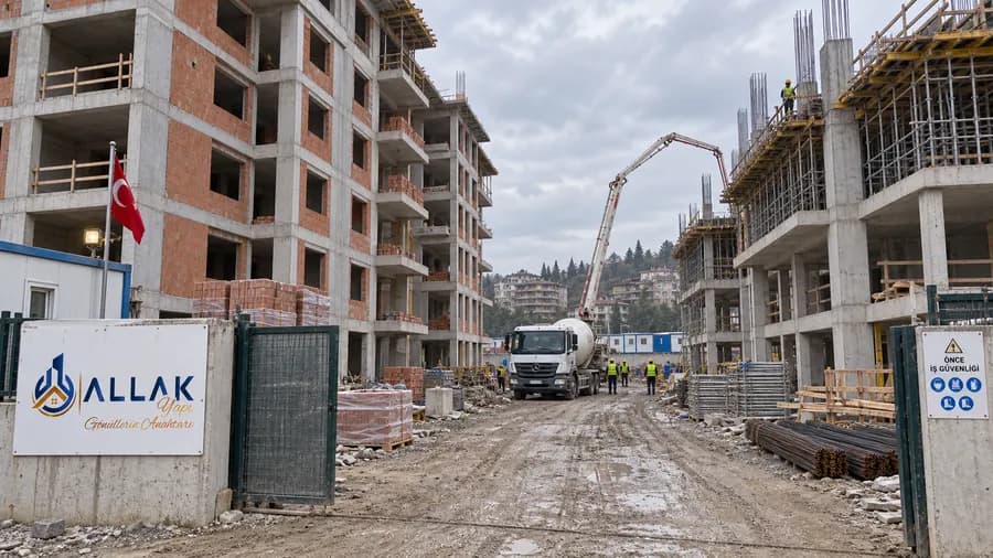 Karşılıklı iki konut bloğu arasındaki şantiye yolunda çalışan beton pompası
