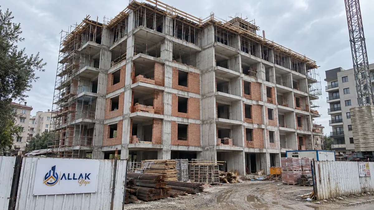 Cephesine iskele kurulmuş, üst katları kalıp aşamasında olan konut bloğu